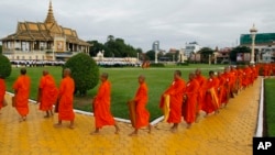 Buddhist monks heading for receiving food from devotees during the three-day Buddhist ceremony to dedicate to dead of former King Norodom Sihanouk in front of Royal Palace, in Phnom Penh, file photo. 
