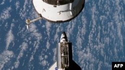 Космический челнок «Атлантис» перед стыковкой с МКС