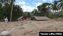 Rumah-rumah warga yang tertimbun pasir dan lumpur di desa Bangga, Dolo Selatan menyebabkan 371 keluarga kehilangan tempat tinggal, 1 Mei 2019. (Foto: Yoanes Litha/VOA)