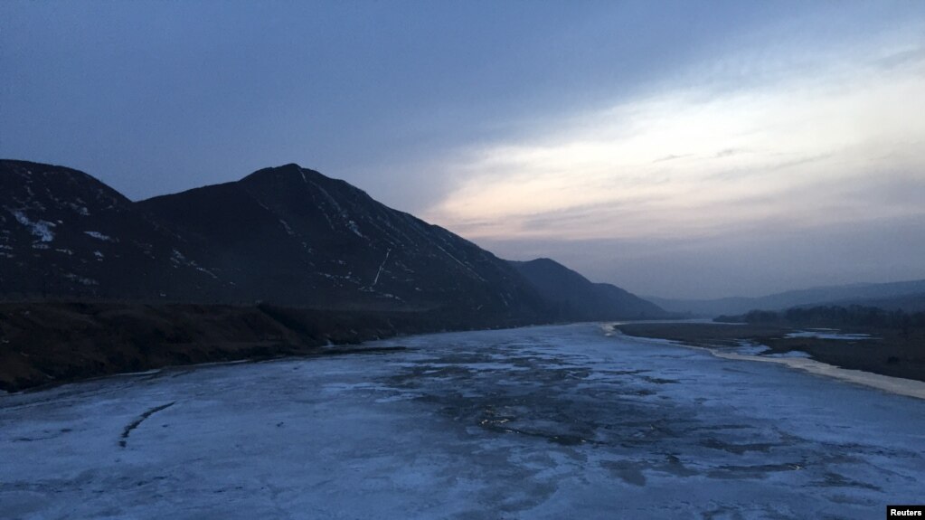 中国和朝鲜之间冰冻的图们江（2015年3月18日）