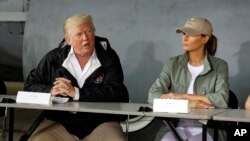 Presiden AS Donald Trump dan ibu negara Melania Trump berbicara mengenai upaya pemulihan dari badai Maria di San Juan, Puerto Rico, Selasa (3/10).