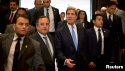 존 케리 미국 국무장관(가운데 오른쪽)이 3일 카이로에서 나빌 파미 이집트 외무장관(가운데 왼쪽)과 공동 기자회견장에 입장하고 있다.