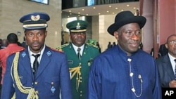 Nigeria's President Goodluck Jonathan (R) is accompanied by local guards as he leaves the 17th African Union Summit, at Sipopo Conference Center, outside Malabo, Equatorial Guinea, July 1, 2011 (file photo)