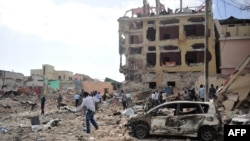 Warga berada di lokasi pasca serangan atas sebuah hotel di Mogadishu, Somalia hari Rabu (25/1).