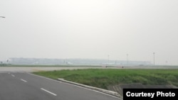 Bandara Internasional Kualanamu, Deli Serdang, Sumatera Utara diselimuti kabut asap, Senin (23/9). (Courtesy: Humas Bandara Internasional Kualanamu).