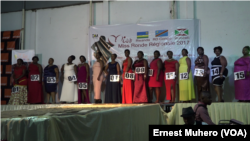 Les concurrentes au concours miss ronde régionale attendent le verdict du jury à Bukavu, Sud-Kivu, RDC, 3 janvier 2016. (VOA/Ernest Muhero)