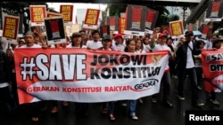 Protesters call on Indonesian President Joko Widodo to inaugurate General Budi Gunawan, who was last month named a corruption suspect, as national police chief during a march in Jakarta, Feb. 11, 2015.