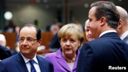 Từ trái: Tổng thống Pháp Francois Hollande, Thủ tướng Đức Angela Merkel, và Thủ tướng Anh David Cameron dự cuộc họp thượng đỉnh EU ở Brussels, 25/10/13