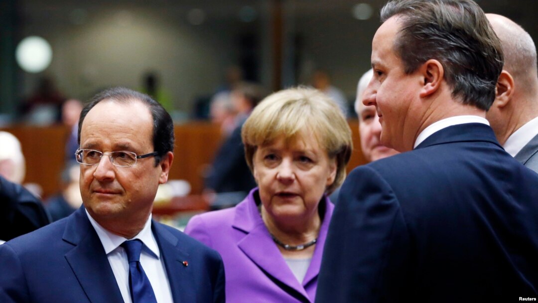 Presiden Perancis, Francois Hollande (kiri), Kanselir Jerman Angela Merkel dan PM Inggris David Cameron menghadiri pertemuan Uni Eropa di Brussels, Belgia (25/10). 