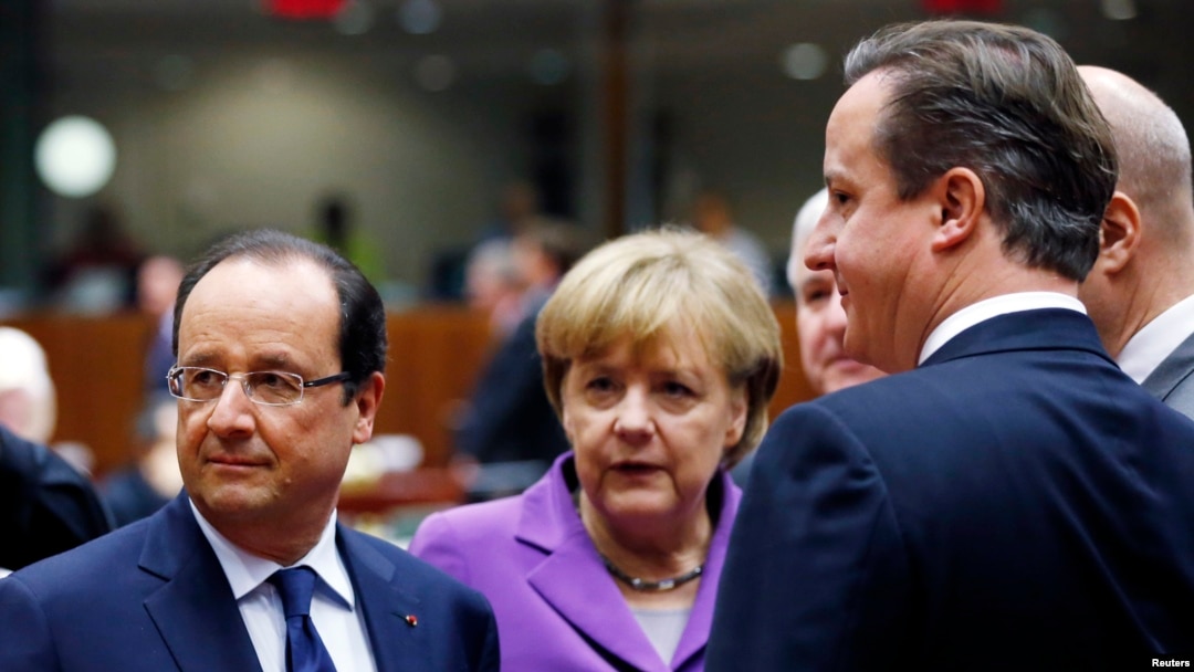 Francuski predsednik Fransoa Oland, nemačka kancelarka Angela Merkel i britanski premijer Dejvid Kameron (s leva) na samitu lidera Evropske unije u Briselu