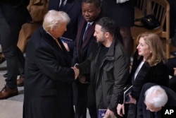 Presiden terpilih Donald Trump berjabat tangan dengan Presiden Ukraina Volodymyr Zelenskyy di Katedral Notre Dame, 7 Desember 2024 di Paris. (Foto: via AP)