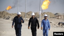 Pekerja lapangan minyak West Qurna di Provinsi Basra, selatan Irak, 28 November 2010. (Foto: Reuters)