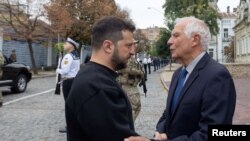 El presidente de Ucrania, Volodymyr Zelenskyy, habla con el jefe de política exterior de la Unión Europea, Josep Borrell, mientras visitan el Muro de la Memoria de los Defensores Caídos de Ucrania, el 1 de octubre de 2023.