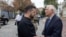 El presidente de Ucrania, Volodymyr Zelenskyy, habla con el jefe de política exterior de la Unión Europea, Josep Borrell, mientras visitan el Muro de la Memoria de los Defensores Caídos de Ucrania, el 1 de octubre de 2023.