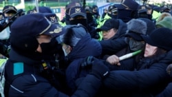 Pendukung Presiden Korea Selatan yang dimakzulkan Yoon Suk Yeol bentrok dengan petugas polisi saat pihak berwenang berusaha melaksanakan surat perintah penangkapan, di Seoul, Korea Selatan, 15 Januari 2025. (Foto: Tyrone Siu/Reuters)