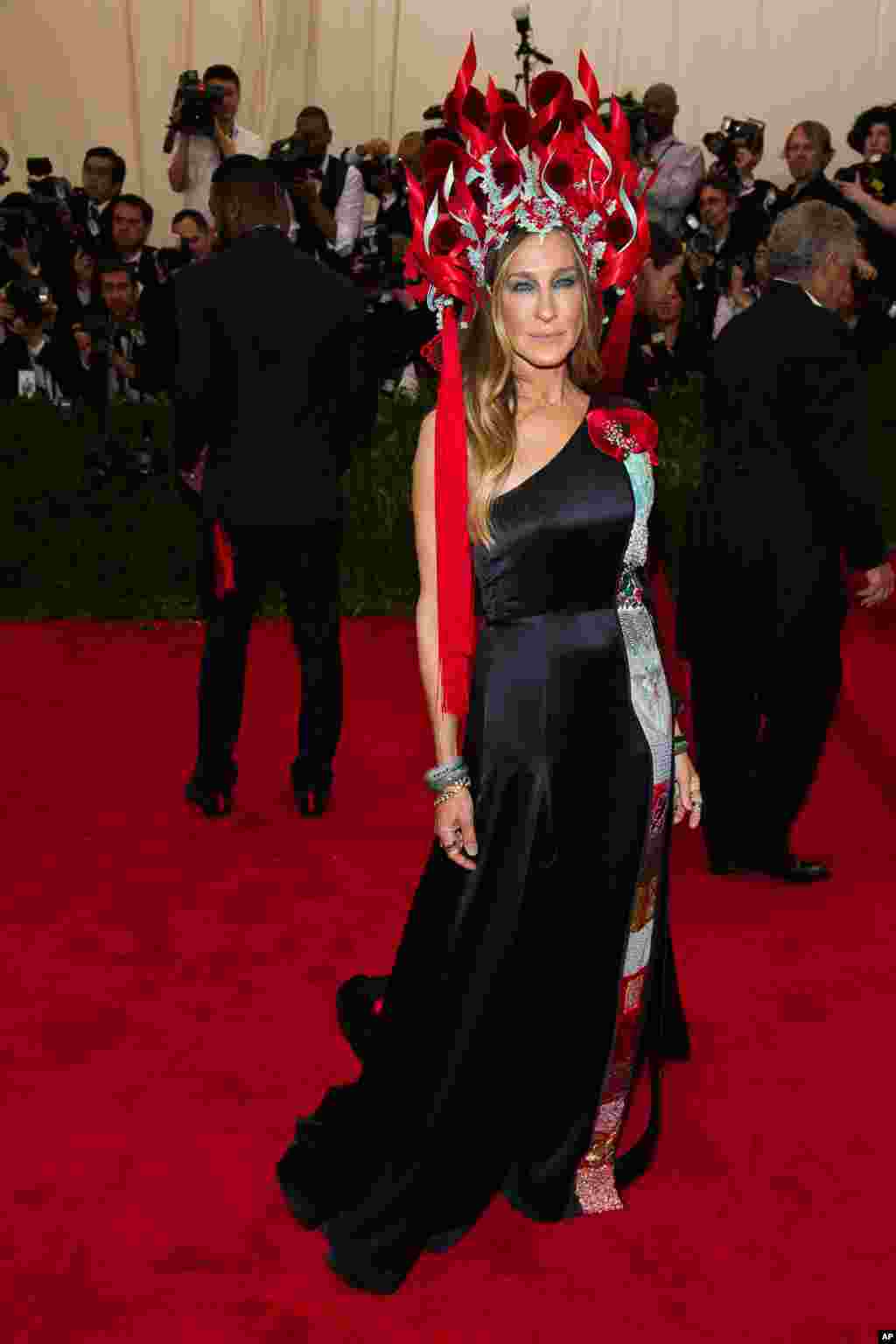 O vestido de Sarah Jessica Parker foi um dos mais normais na festa, mas a actriz compensou com um acessório bem chamativo