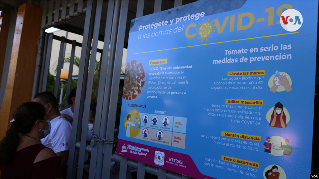 Un cartel afuera de un centro de votación en Managua muestra las medidas establecidas para evitar la propagación de COVID-19.