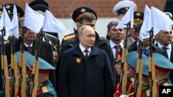 Президент России Владимир Путин, в центре, принимает участие в церемонии возложения венков к могиле Неизвестного солдата после военного парада в честь Дня Победы в Москве, Россия, в четверг, 9 мая 2024 года