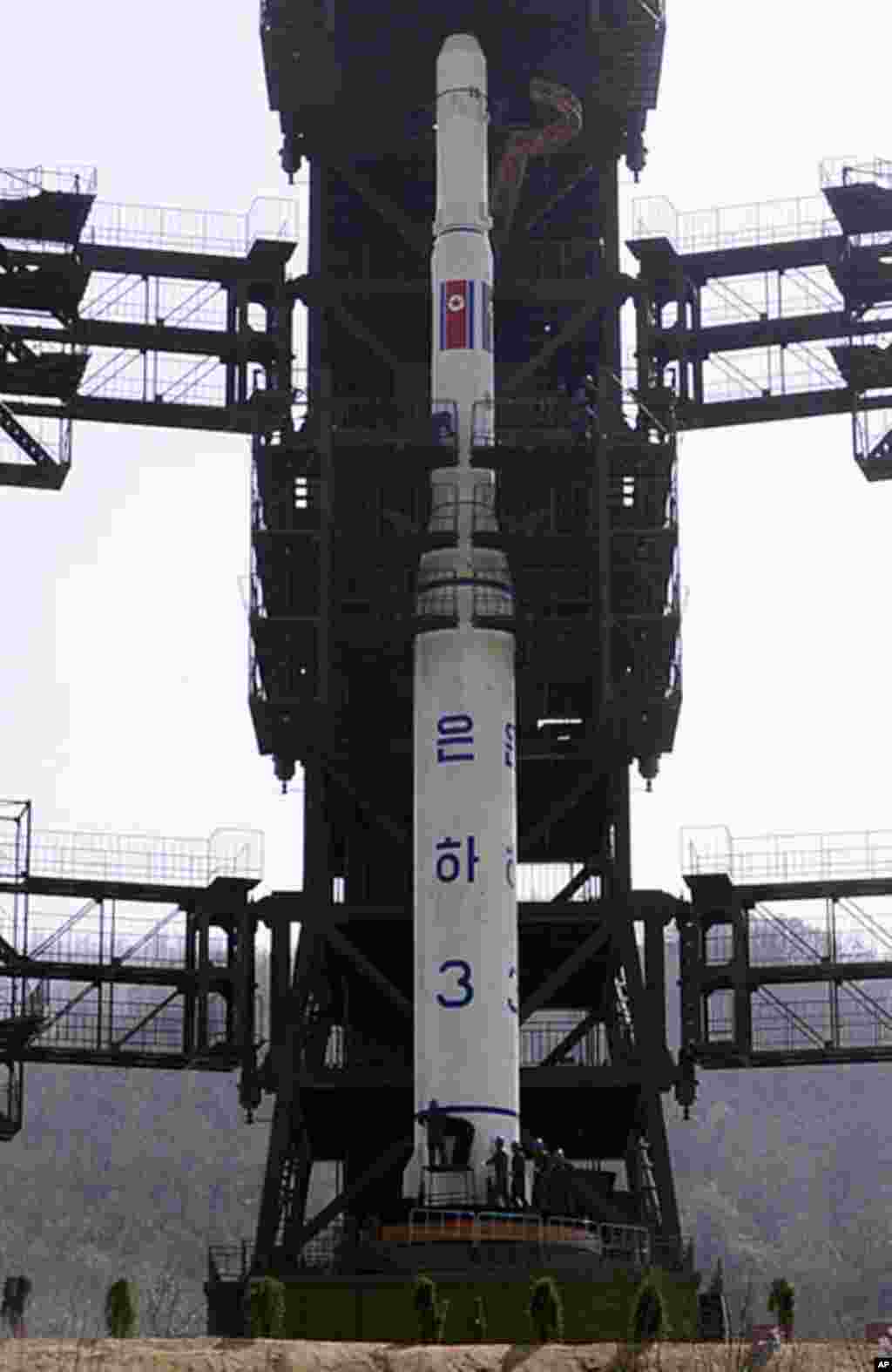 安装在朝鲜平安北道东仓里航天基地一个发射台上的“银河3号”三级火箭