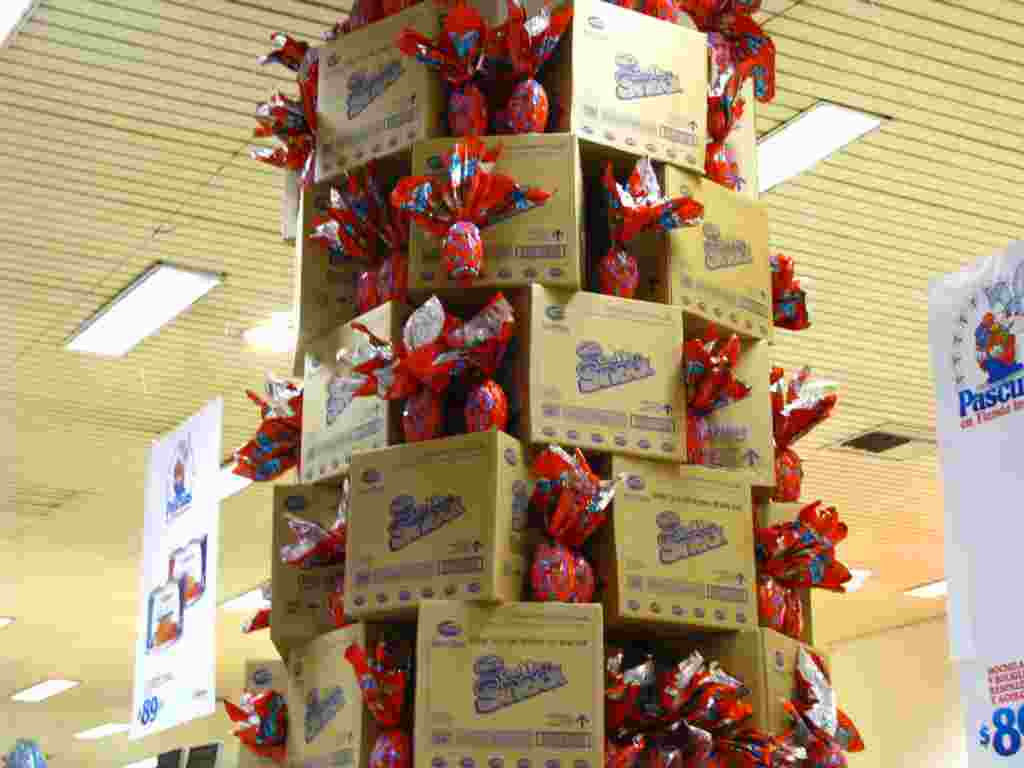 Una torre de dulzura en un comercio en Montevideo, Uruguay. Los huevos de Pascua de chocolate llegan al techo.