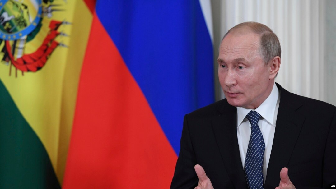 Trong một cuộc phỏng vấn với nhà làm phim người Mỹ Oliver Stone, Tổng thống Nga Vladimir Putin cũng nói rằng bất kì người nào bị cáo buộc là tin tặc Nga vẫn không thể nào ảnh hưởng đến kết quả bỏ phiếu.