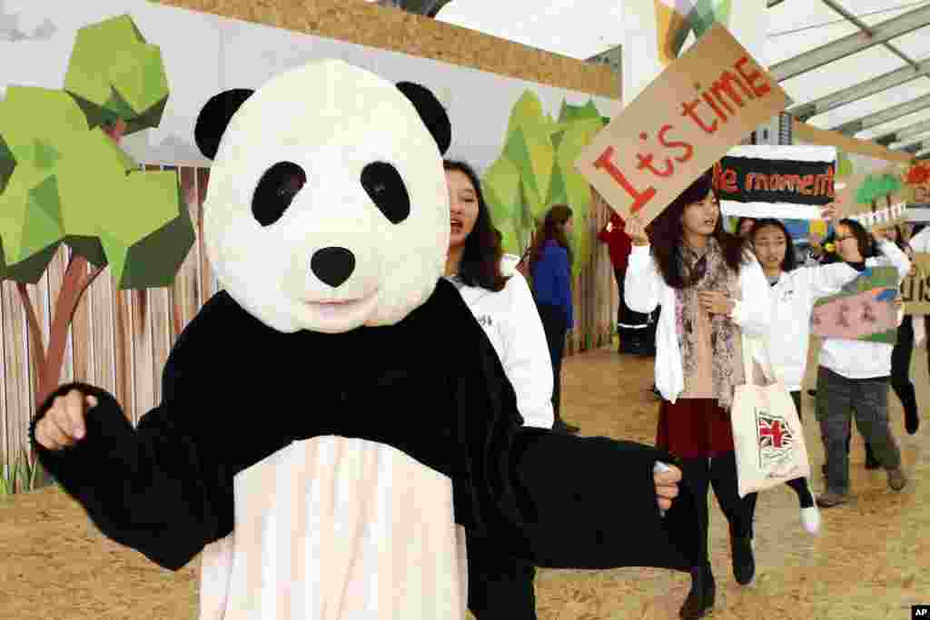 Des membres du Réseau de la jeunesse chinoise pour agir pour le climat participent à une manifestation en marge de la COP21, la Conférence des Nations unies sur les changements climatiques, à Paris, 3 décembre 2015.