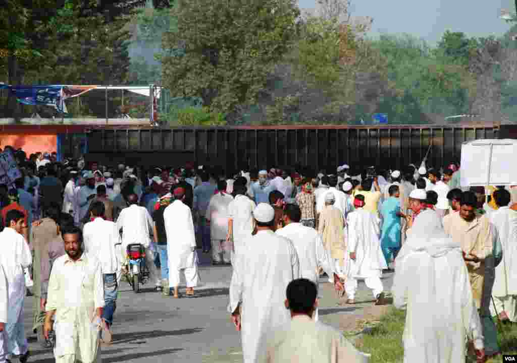 &nbsp;کنٹینر کو ہٹانے کی کوشش میں مصروف مظاہرین