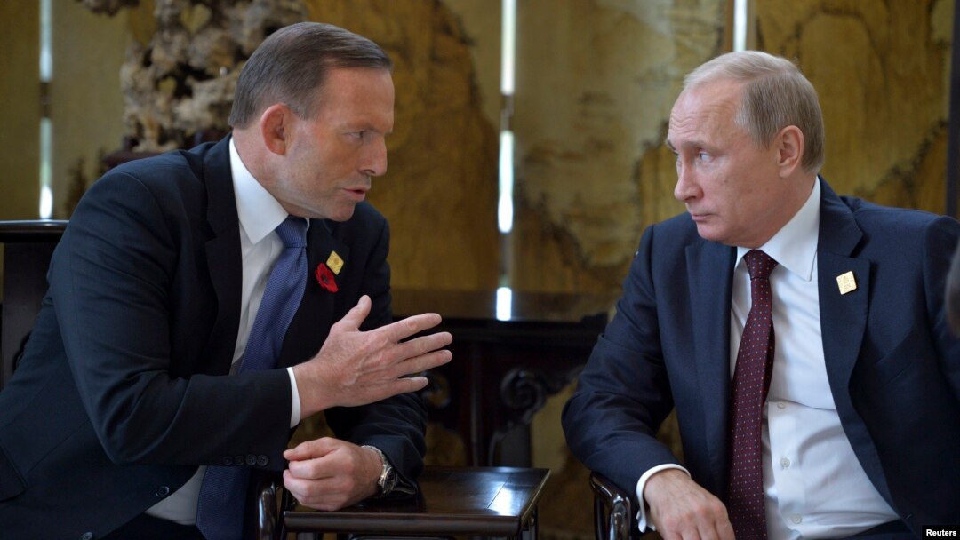 Tổng thống Nga Vladimir Putin và Thủ tướng Australia Tony Abbott gặp nhau tại Hội nghị Thượng đỉnh APEC ở Bắc Kinh, ngày 11/11/2014.