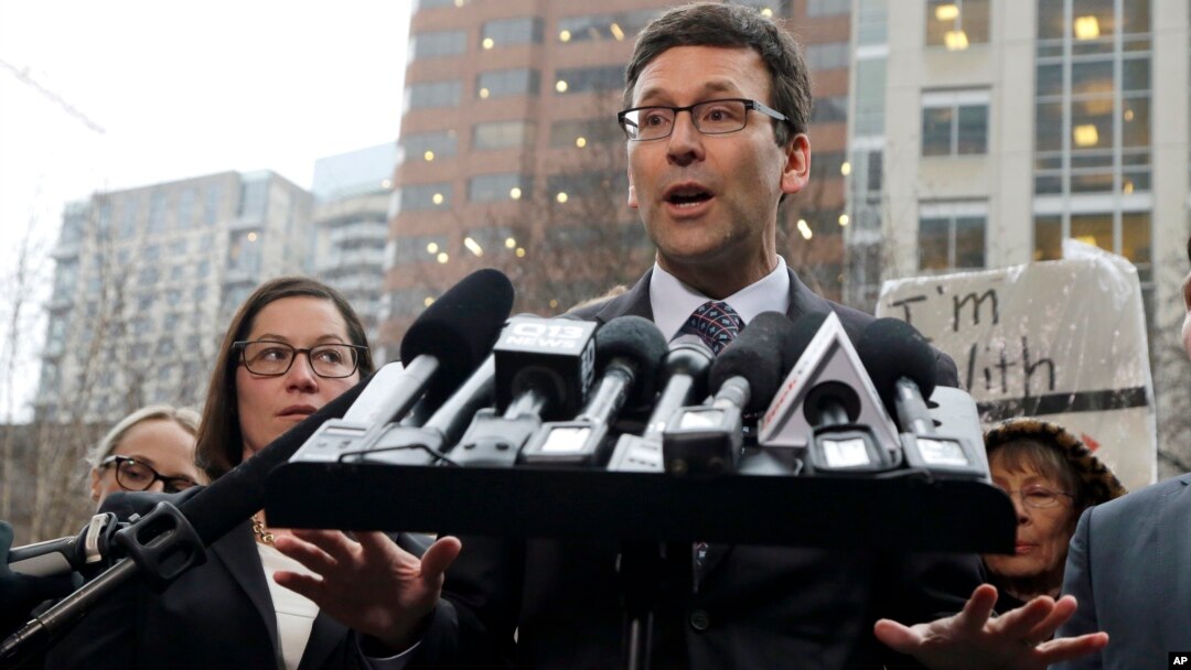 Državni tužilac Vašingtona, Bob Ferguson daje izjavu reporterima 3. februara 2017., nakon saslušanja u federalnom sudu u Sijetlu (AP Photo/Ted S. Warren)