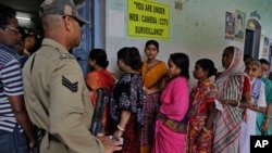 Para pemilih antri di sebuah TPS yang dijaga ketat di Bardhaman, Bengal Barat, India, 29 April 2019. (Foto: dok)