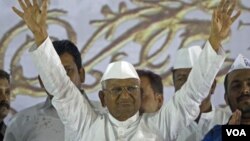 Aktivis anti-korupsi India, Anna Hazare mengakhiri aksi mogok makan enam hari di New Delhi hari Jumat 3/8 (foto: dok). 