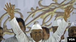 Aktivis anti-korupsi India, Anna Hazare melambai kepada pendukungnya setelah menghentikan aksi mogok makannya lebih awal di Mumbai (28/12).