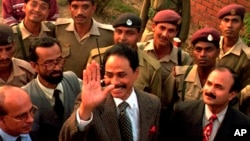 FILE - Former Bangladesh president Hussain Muhammad Ershad waves to supporters as he is released from government prison in Dhaka, Jan. 9, 1997.