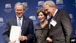 El expresidente George W. Bush y la exprimera dama, Laura Bush, reciben una colección de escritos del expresidente checo Vaclav Havel, el martes, en Washington, DC.