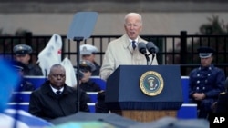 조 바이든(가운데) 미국 대통령이 11일 워싱턴 D.C. 인근 버지니아주 펜타곤(국방부 청사)에서 열린 9·11 테러 21주년 추념 행사에서 연설하고 있다. 왼쪽은 로이드 오스틴 국방장관.  