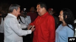 Chủ tịch Cuba Raul Castro (trái) chào đón Tổng thống Venezuela Hugo Chavez và con gái Rosa Virginia (phải), tại sân bay Havana, ngày 16/7/2011