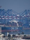 Kontejnerski brod CMA CGM Rigoletto usidren na kontejnerskom terminalu u luci Los Angeles, 3. februar 2025.