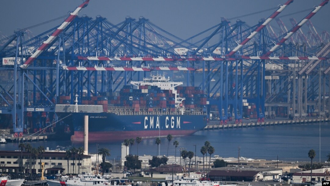 Kontejnerski brod CMA CGM Rigoletto usidren na kontejnerskom terminalu u luci Los Angeles, 3. februar 2025.