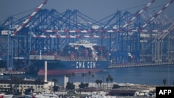 Kontejnerski brod CMA CGM Rigoletto usidren na kontejnerskom terminalu u luci Los Angeles, 3. februar 2025.