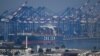 El buque portacontenedores CMA CGM Rigoletto atracado en una terminal de contenedores del puerto de Los Ángeles, California, el 3 de febrero de 2025. (Foto de Patrick T. Fallon / AFP)