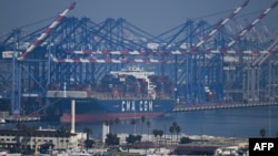 El buque portacontenedores CMA CGM Rigoletto atracado en una terminal de contenedores del puerto de Los Ángeles, California, el 3 de febrero de 2025. (Foto de Patrick T. Fallon / AFP)