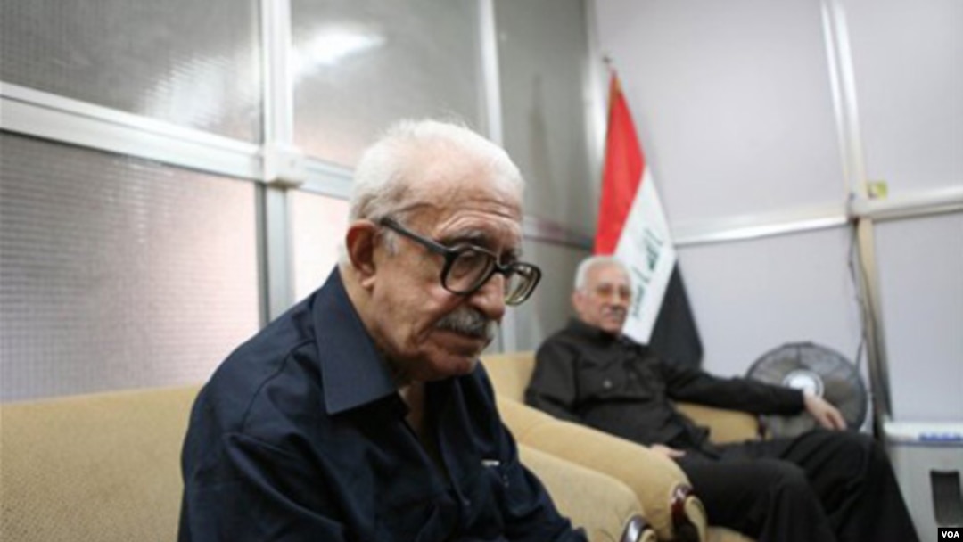 Mantan Menteri Luar Negeri Irak Tariq Aziz sedang tertunduk lesu.