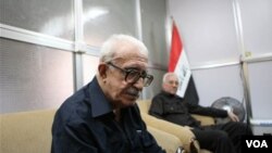 Mantan Menteri Luar Negeri Irak Tariq Aziz sedang tertunduk lesu.