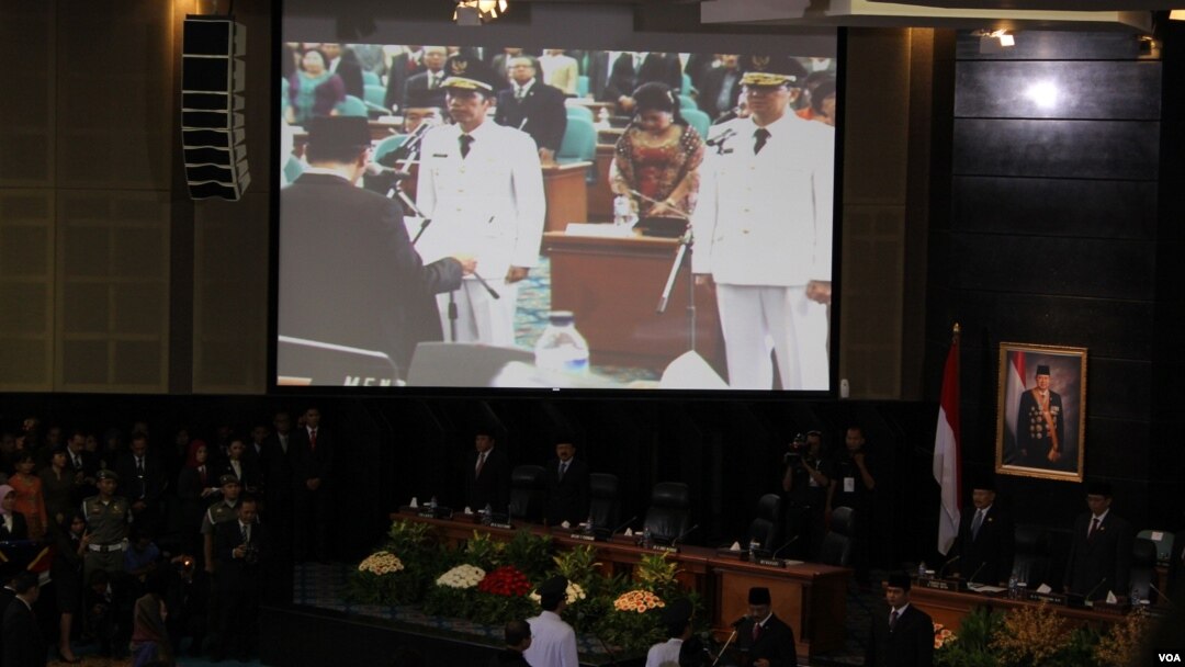 Suasana pengambilan sumpah Joko Widodo dan Basuki Tjahaja Purnama sebagai Gubernur dan Wakil Gubernur Baru DKI Jakarta (VOA/Andylala Waluyo).