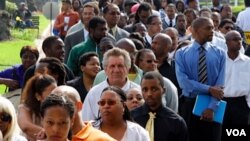 Una multitud de personas hace fila para buscar empleo en una feria de trabajo en el sur de Los Ángeles.