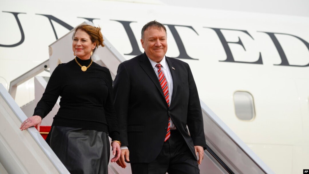 El Secretario de Estado de los Estados Unidos, Mike Pompeo, y su esposa Susan Pompeo llegan al Aeropuerto Internacional Blaise Diagne en Senegal, el sábado 15 de febrero de 2020.