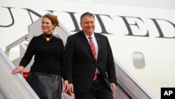 El Secretario de Estado de los Estados Unidos, Mike Pompeo, y su esposa Susan Pompeo llegan al Aeropuerto Internacional Blaise Diagne en Senegal, el sábado 15 de febrero de 2020.