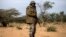 Un soldat malien patrouille à Konna, Mali, 27 janvier 2013.
