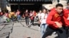 ARHIVA - Ljudi bježe posle pucnjave na na proslavi povodom Supeboul titule Kanzas čifsa (Foto: ANDREW CABALLERO-REYNOLDS / AFP)