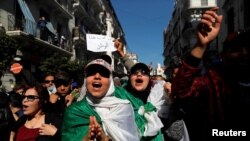 Des étudiants descendus dans la rue, le 1er mars 2019, pour dire non au projet du président Abdelaziz Bouteflika de briguer un cinquième mandat aux élections d'avril. REUTERS / Zohra Bensemra - 